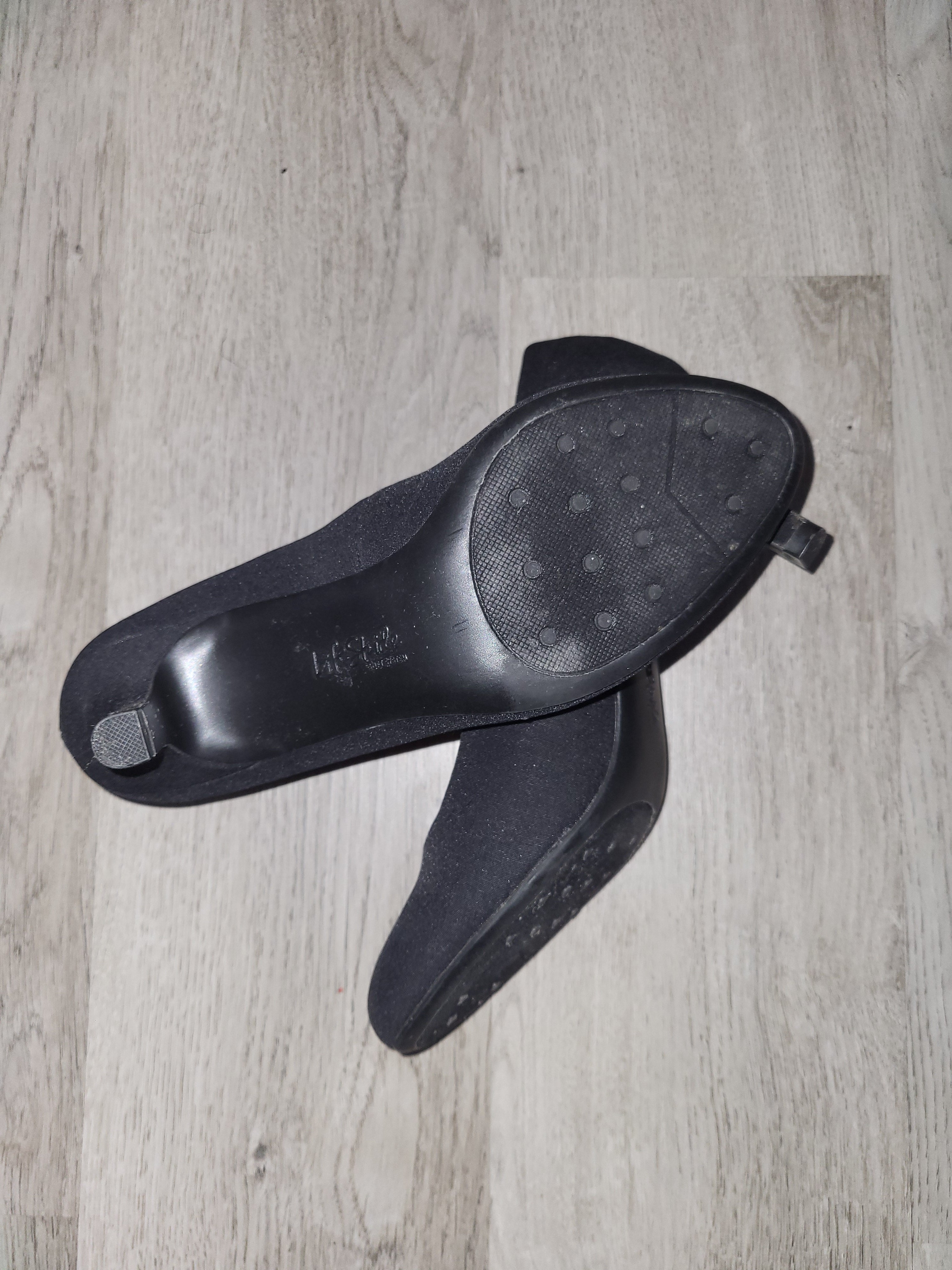 Closed toe high heels Size 8