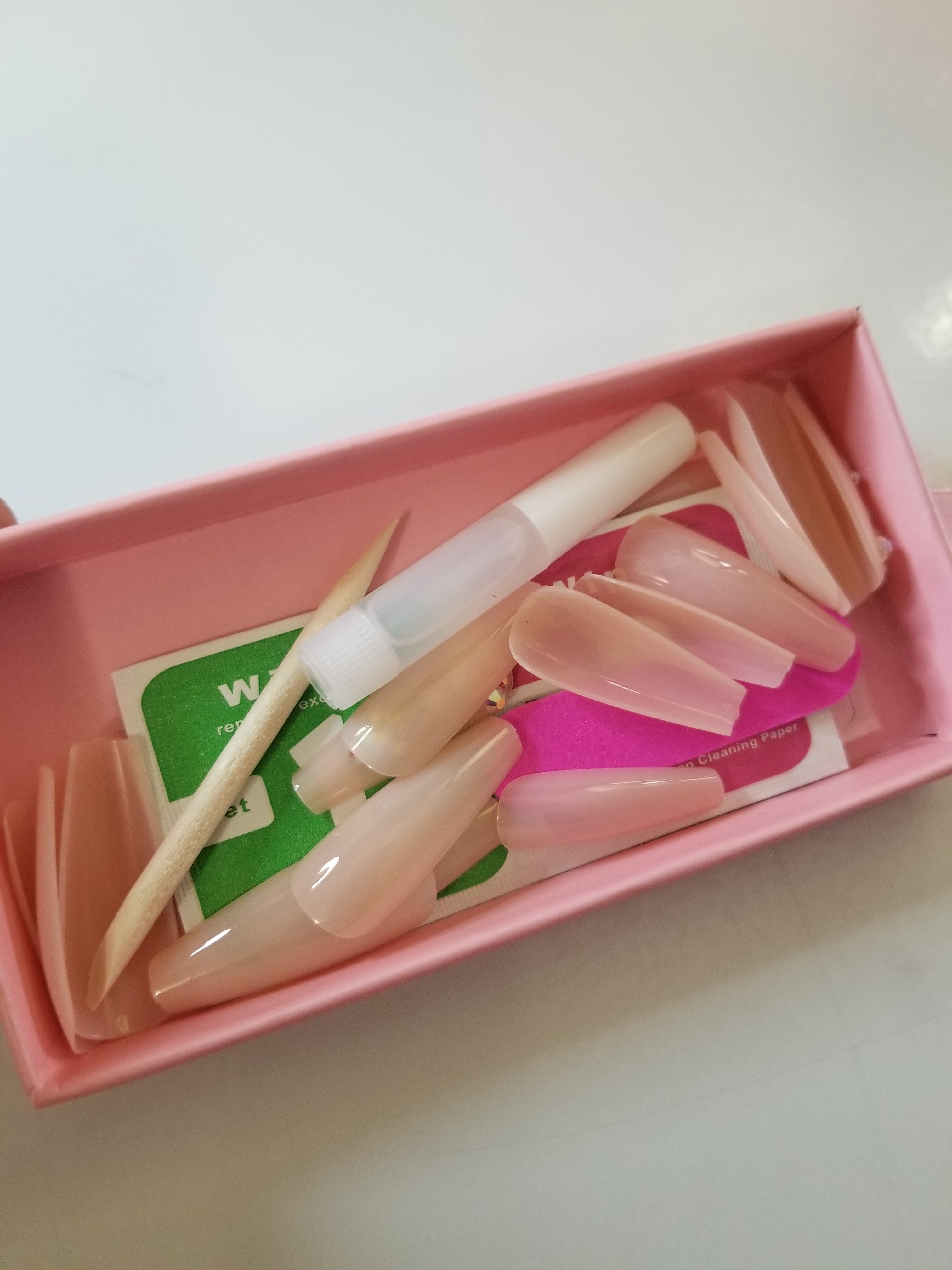 “Sparkle”24 件套带胶人造指甲