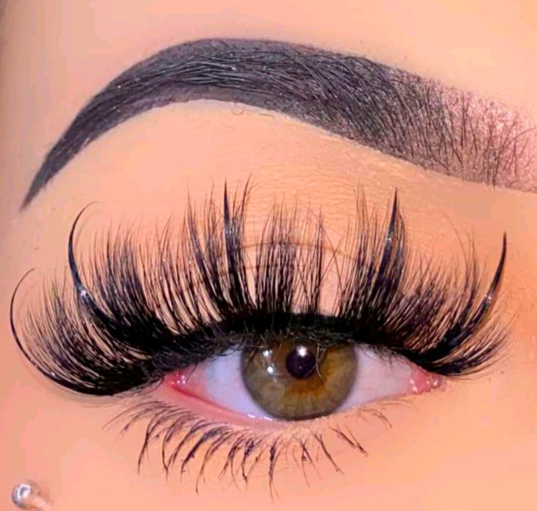 Twinkle – 20mm Wispy Volumized Eyelashes

Lightweight Volume. Eye-Catching Glam. All-Day Comfort.