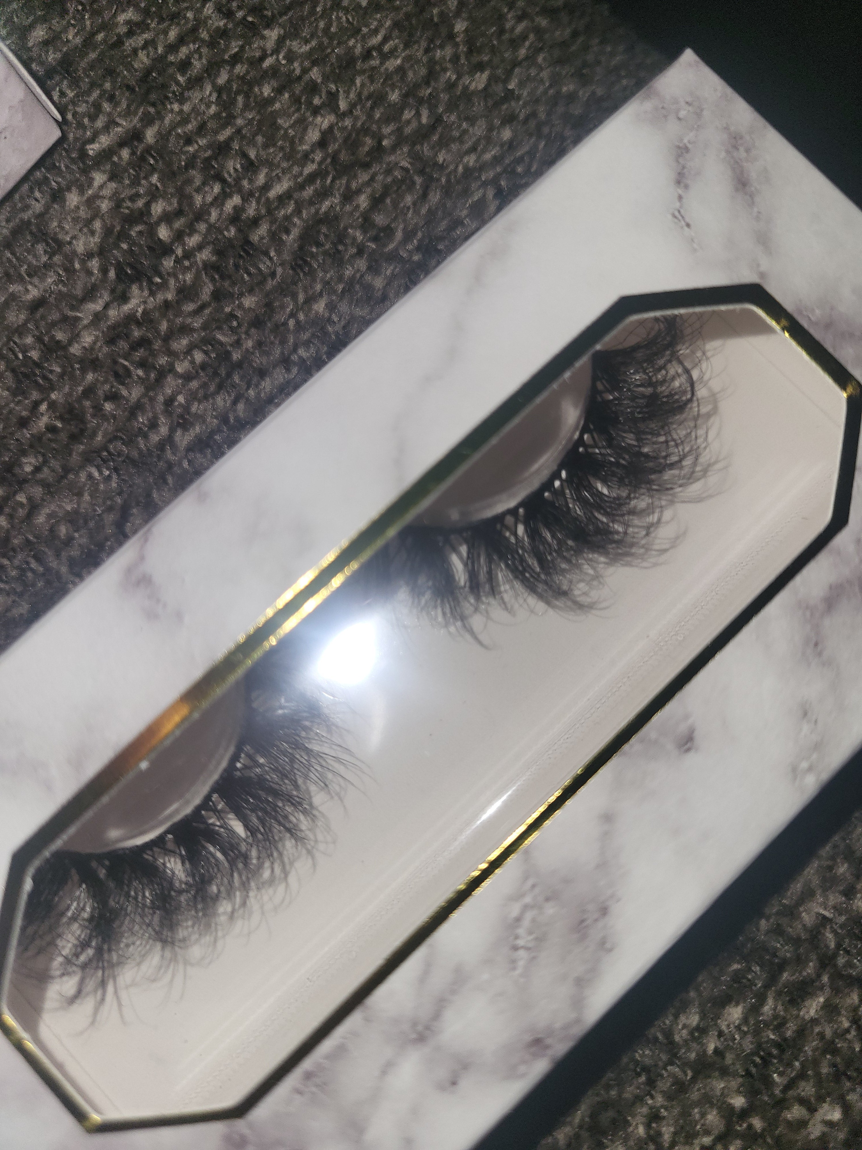 DAMAGED Kitty – 20mm 8D Wispy Lashes | Dramatic Fluffy Volume