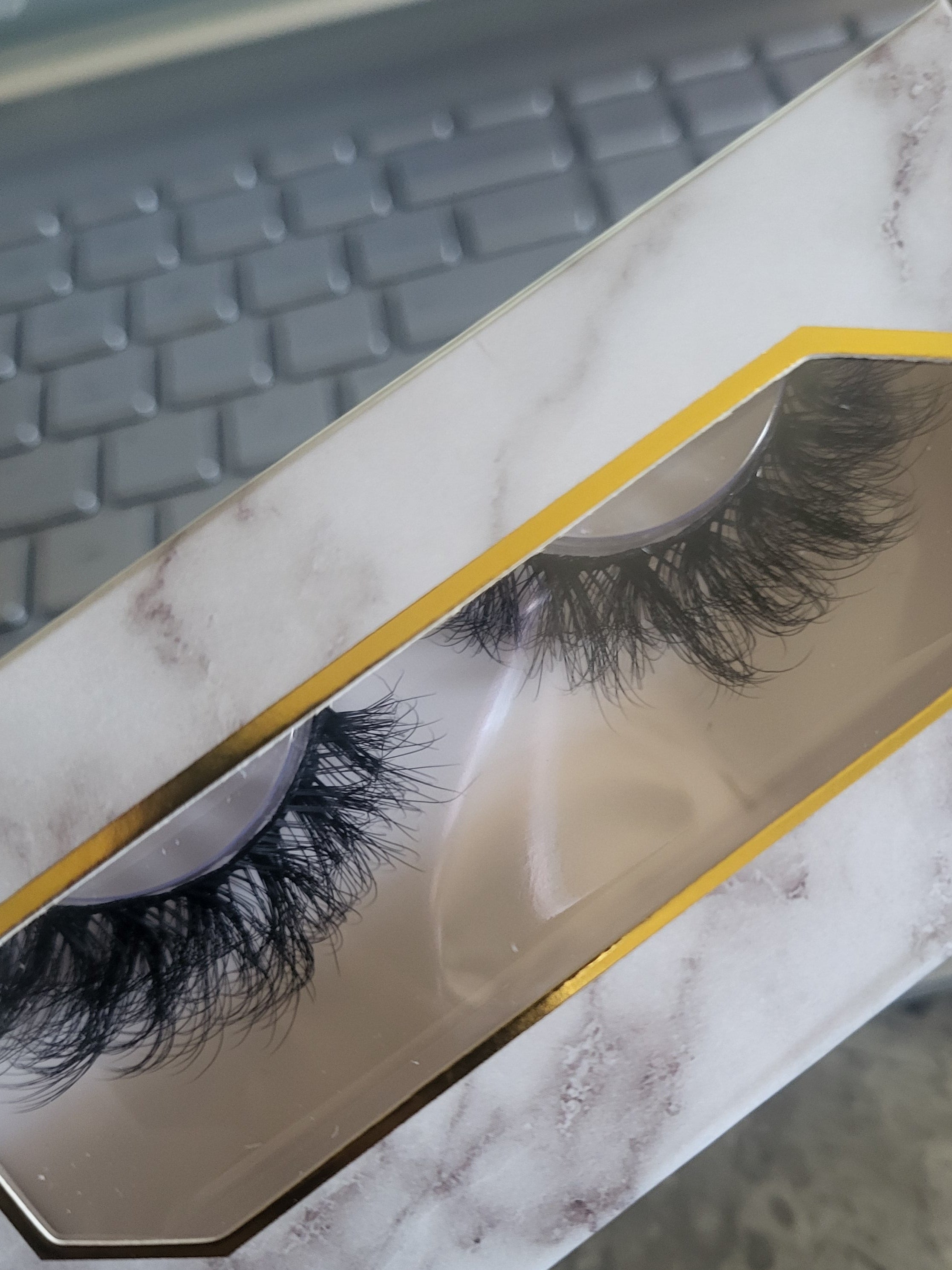DAMAGED Kitty – 20mm 8D Wispy Lashes | Dramatic Fluffy Volume