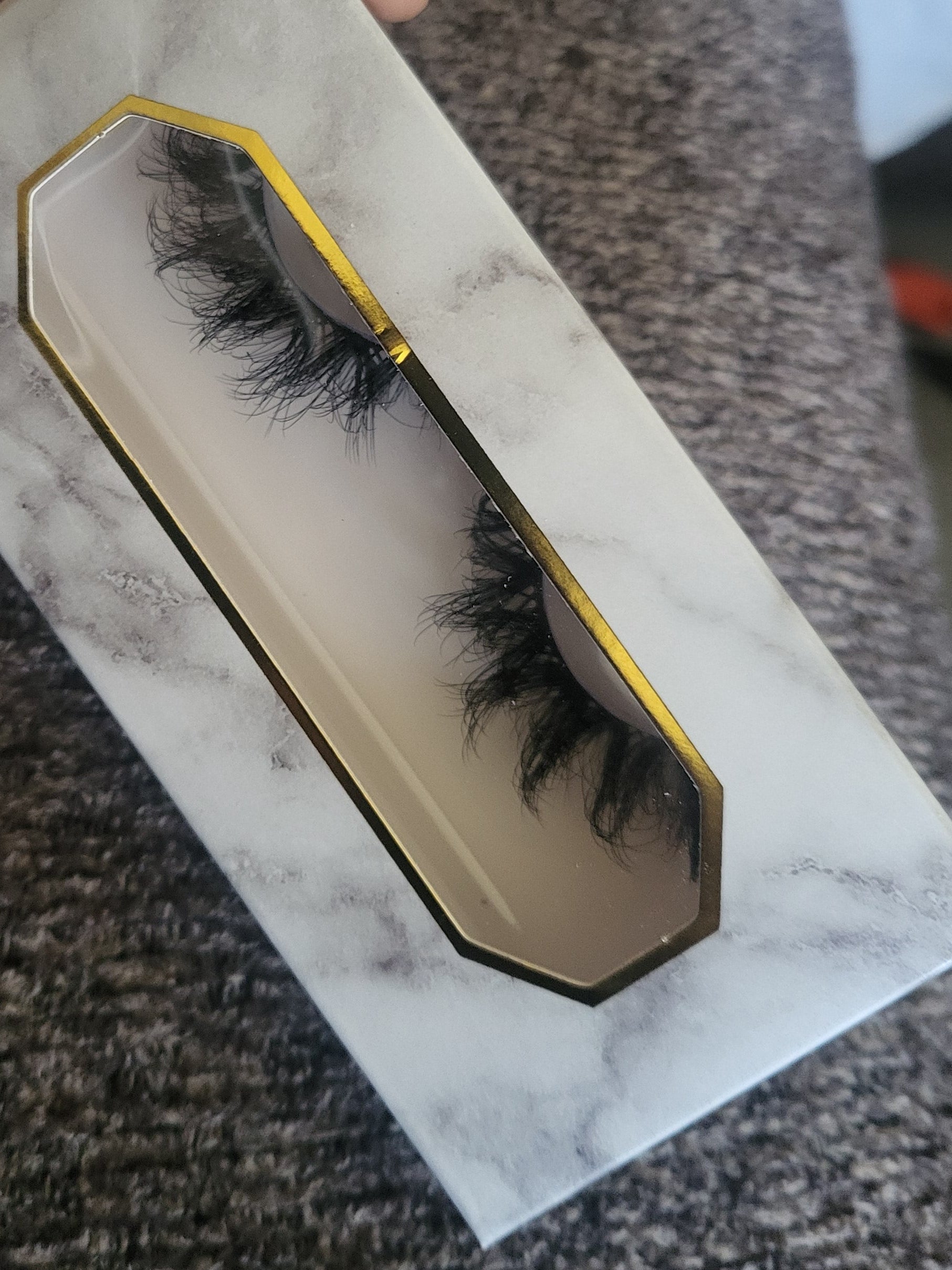 DAMAGED Kitty – 20mm 8D Wispy Lashes | Dramatic Fluffy Volume