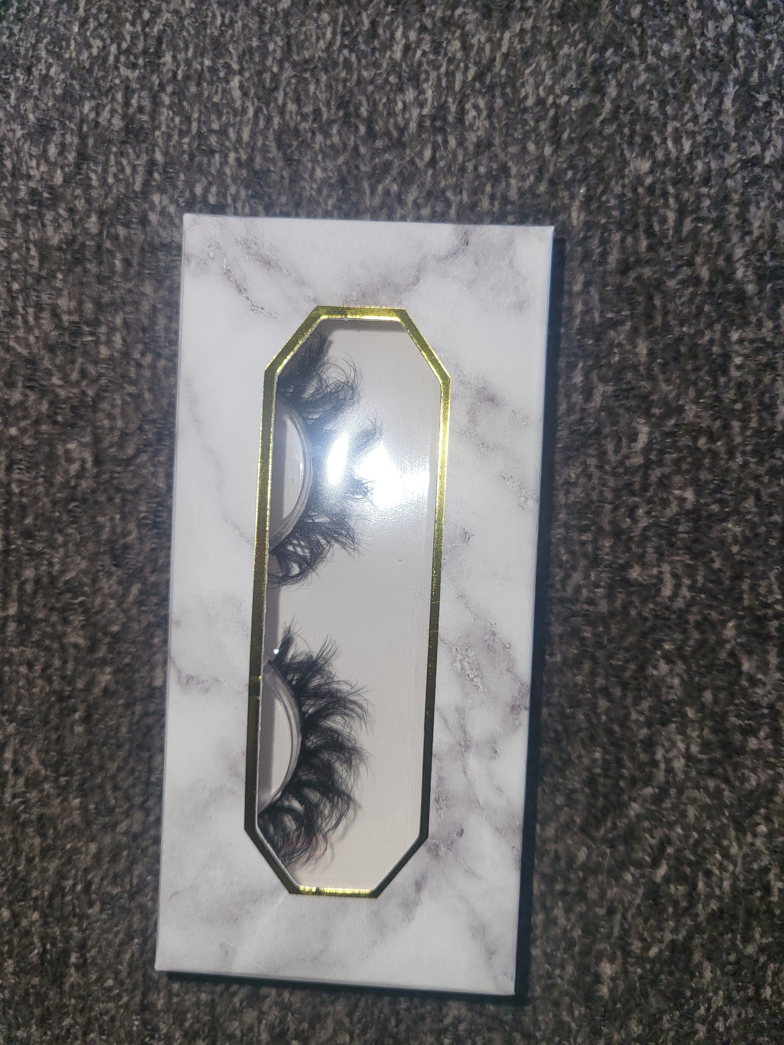 DAMAGED Kitty – 20mm 8D Wispy Lashes | Dramatic Fluffy Volume