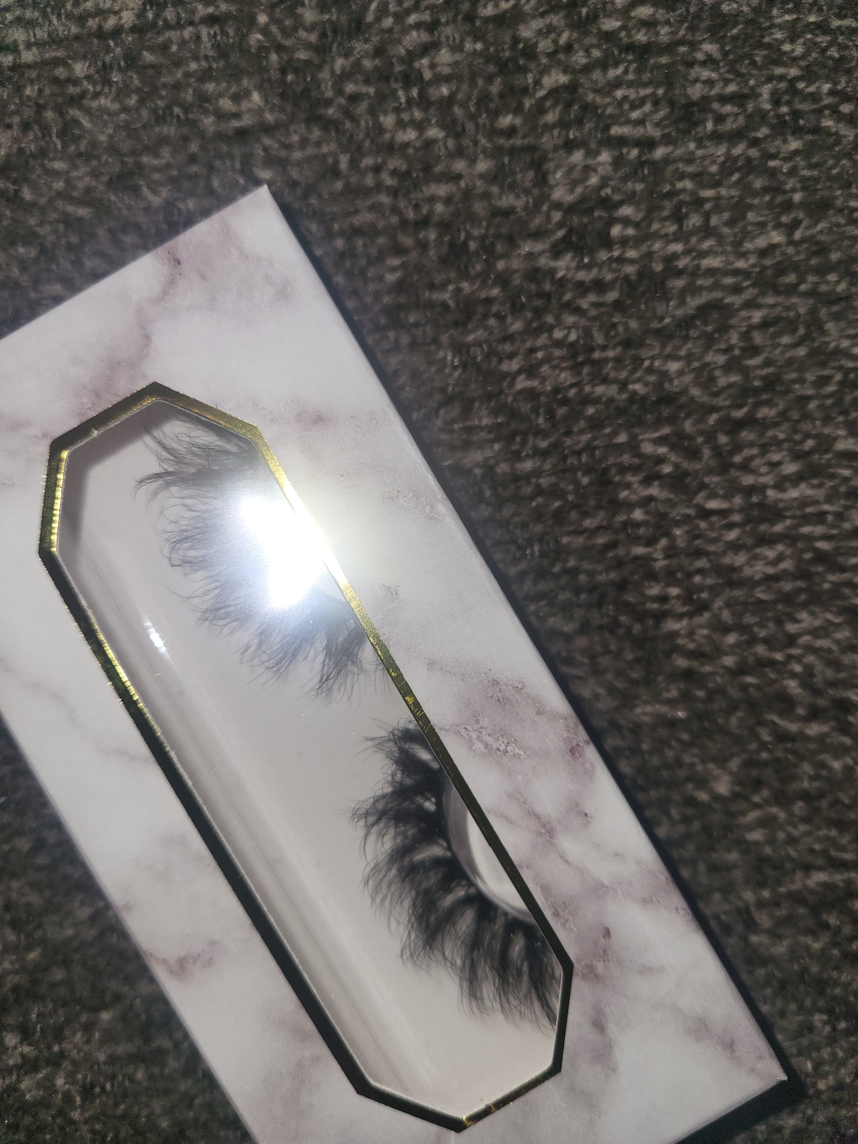 DAMAGED Kitty – 20mm 8D Wispy Lashes | Dramatic Fluffy Volume