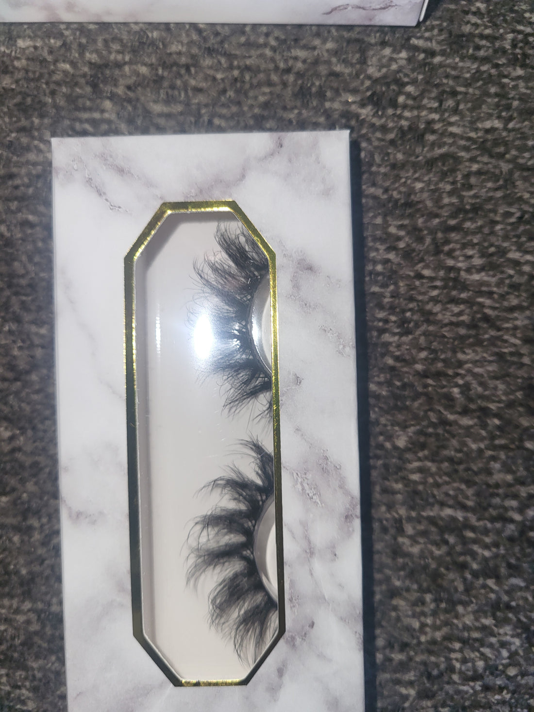 DAMAGED Kitty – 20mm 8D Wispy Lashes | Dramatic Fluffy Volume